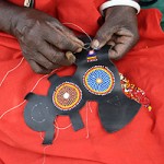 Artesana Maasai trabajando en la colección de calzado solidaria de Pikolinos