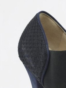 Zapato de marca para mujer con textura de piel de serpiente