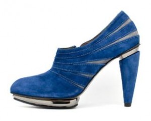 Zapato con plataforma plateada y cuerpo de ante azul de Fluxa