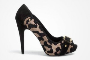 Zapato peep toe con estampado de leopardo de Lodi