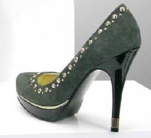 Zapato de ante con plataforma y tachuelas de Roberto Botella