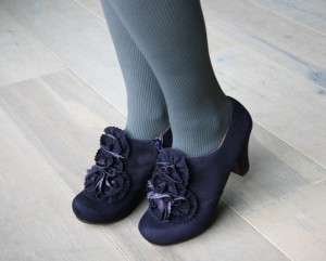 Zapatos abotinados de ante con flores de Chie Miara