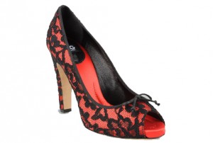 Zapato de fiesta rojo con encaje de Dolce & Gabbana