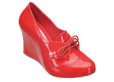 Zapato con cuña de plástico roja con cordones diseñada por Alexandre Herchcovitch para Melissa