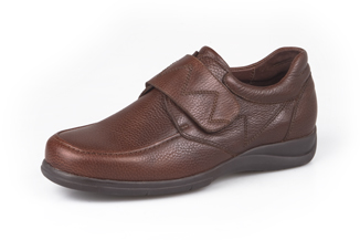Zapato de piel de Paco Jaen color marrón con cierre de tira de velcro