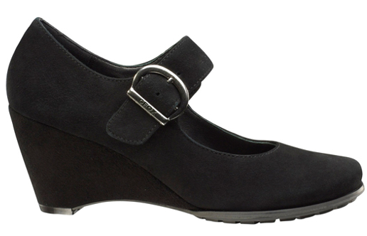 Zapato con cuña en color negro con hebilla, modelo Panama de Geox