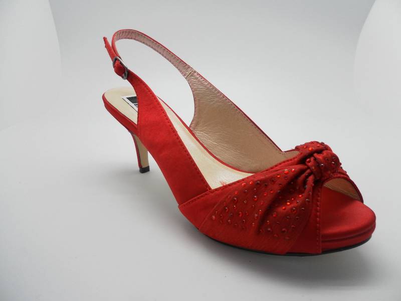 zapato peep toe con tacón kitty en rojos de la colección belen esteban by furiezza