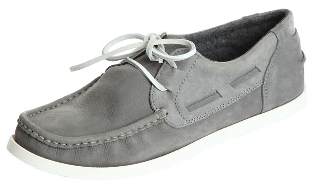 zapato mocasín gris de chico de pull&bear