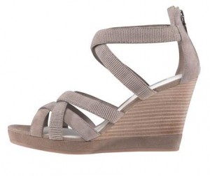 Zapato de cuña beige para mujer de la colección de verano 2011 de Geox