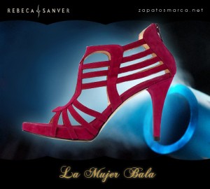 Sandalia de tacón con tiras en forma abotinada de Rebeca Sanver