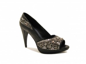 Zapato peep toe con adorno de cuentas de Farrutx