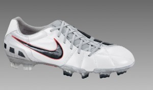 Botas de fútbol con tacos para hombre de Nike modelo Total90 Laser III K