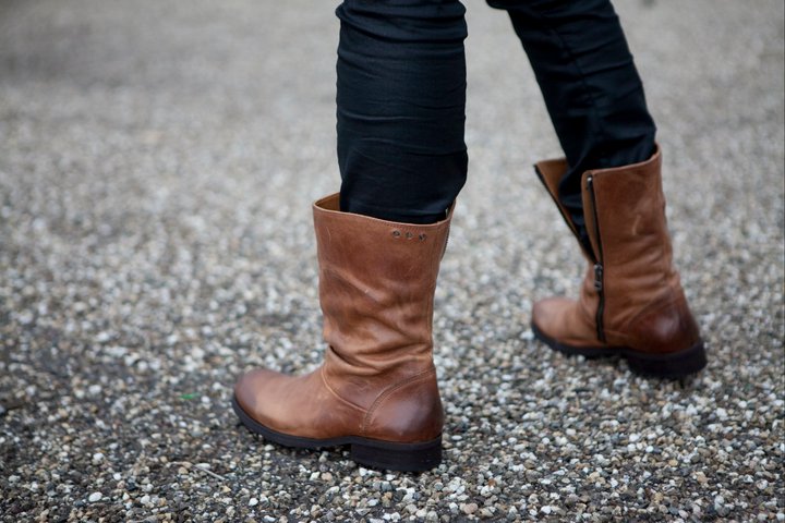 Bota de media caña en color marrón para mujer con cierre de cremallera de Royal RepubliQ