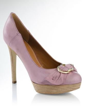 zapato con tacón y plataforma en piel rosa con lazo de guess