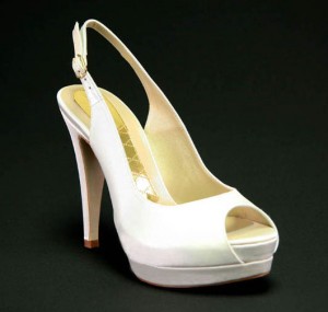 Peep toe con plataforma para novia de Magrit